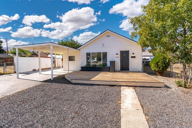 Primary Photo - Remodeled 3 Bedroom Wenatchee Home Carport...