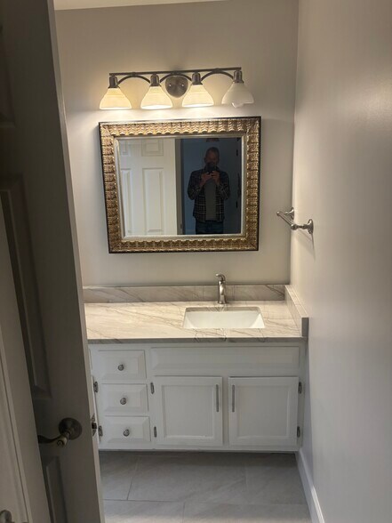 Building Photo - 515 Basswood Ave