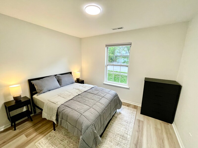 Building Photo - 3210 Oak Lawn Dr