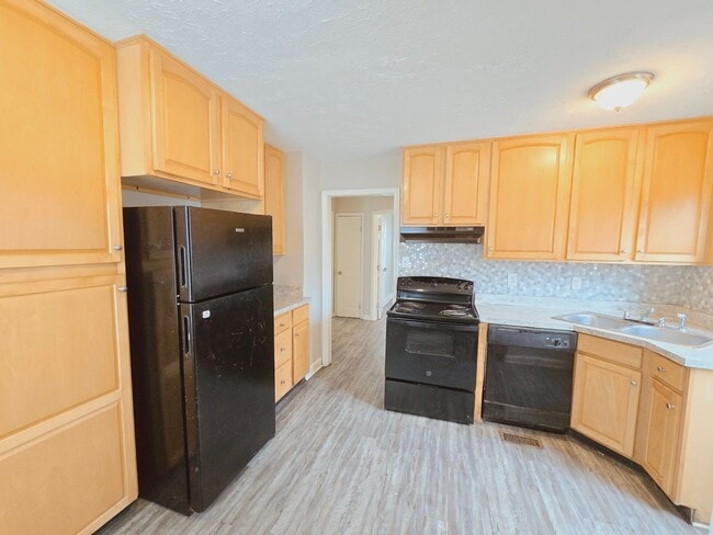 Building Photo - Two bedroom house in Churchill