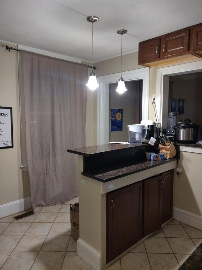 Building Photo - Fantastic, DE-LEADED 4-bedroom, 2.5 bathroom townhouse in Newton available for a summer move-in!