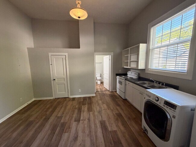 Building Photo - 335 E Burton St