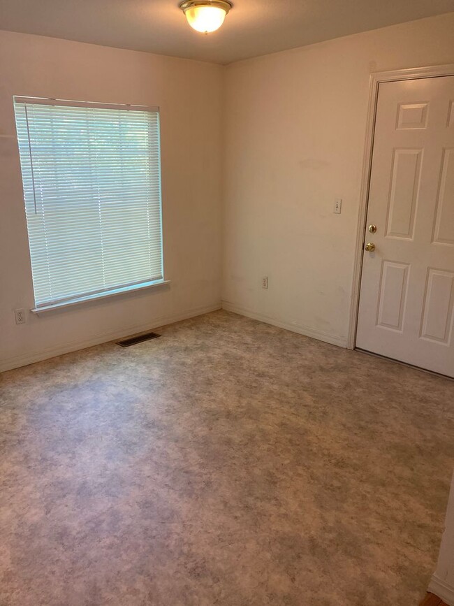 Building Photo - Walking Distance from Campus and Downtown ...