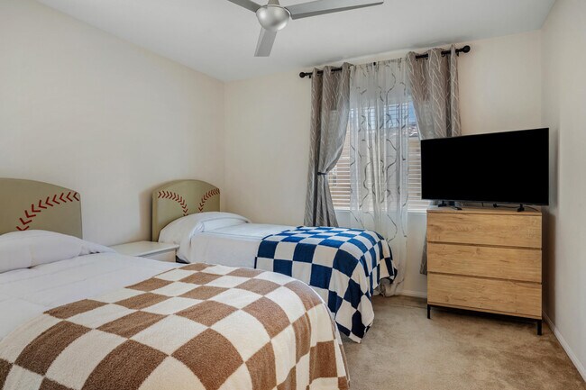 Building Photo - 520 Calle Vibrante