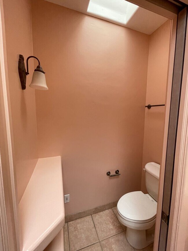 Building Photo - Beautiful 3 Bedroom/2.5 Bath w/ Office off...