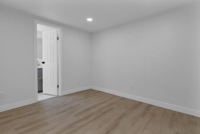 Building Photo - 4554 North Ave