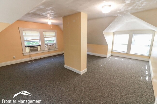 Building Photo - Perfectly located duplex near downtown Manhattan and City Park!