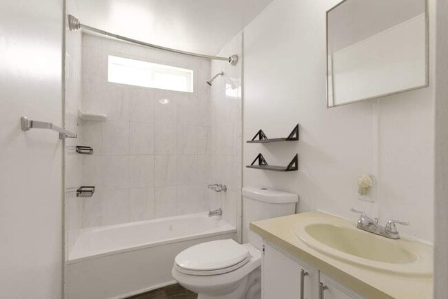 Building Photo - 428 4th Ave