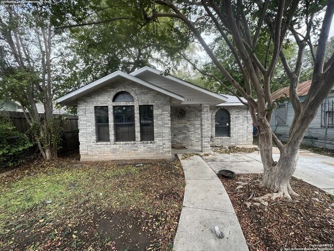 Primary Photo - 231 Madero St