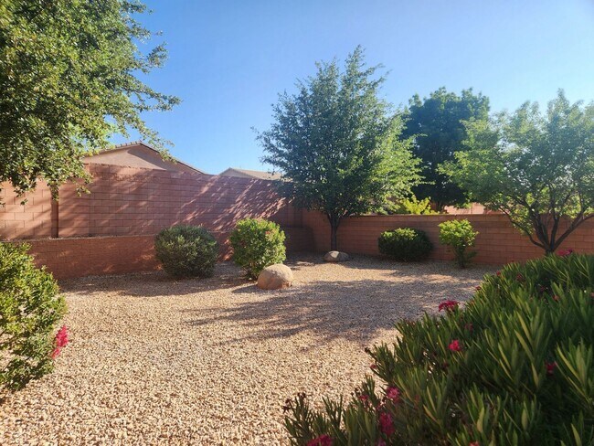 Building Photo - Sweet Coral Canyon 3/2 with garage and pri...