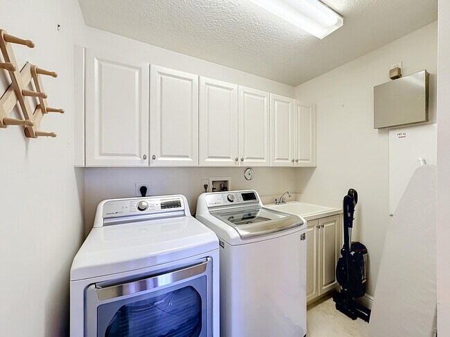 Building Photo - 11251 SW Springtree Terrace