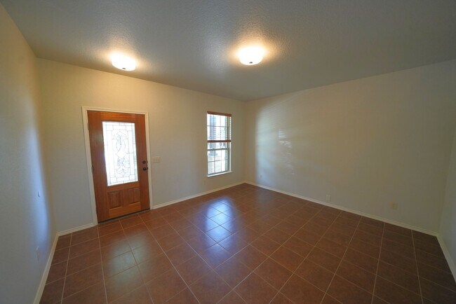 Building Photo - Great 4 Bedroom Home Now Available in Cibo...