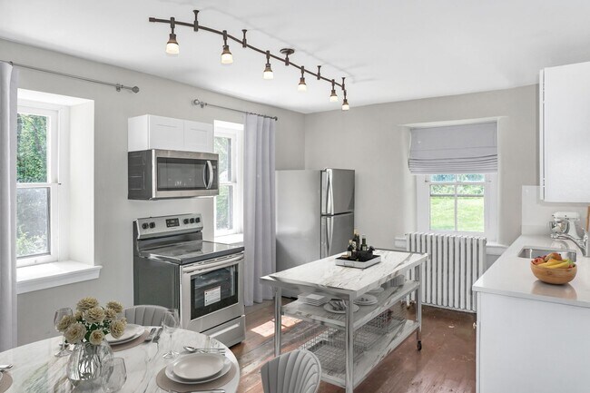 Building Photo - Beautifully Renovated 4 Bed / 1.5 Bath - Single Family Home in Perkiomenville