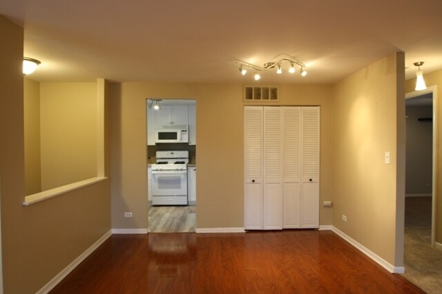 Building Photo - 1422 Tonset Ln