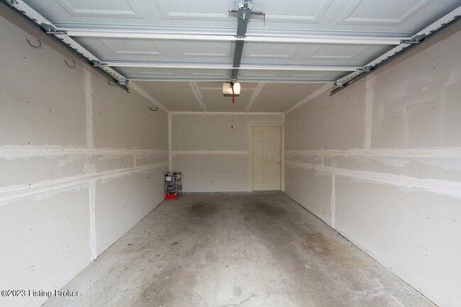 Building Photo - 2704 Bradford Commons Dr