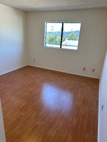 Building Photo - 919 E Windsor Rd