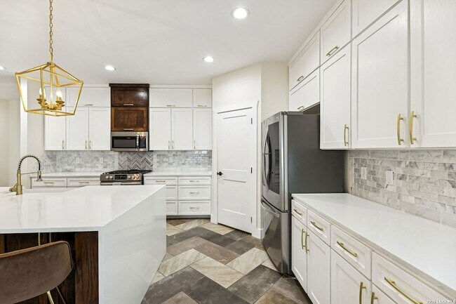 Building Photo - 303 Pendleton Ave