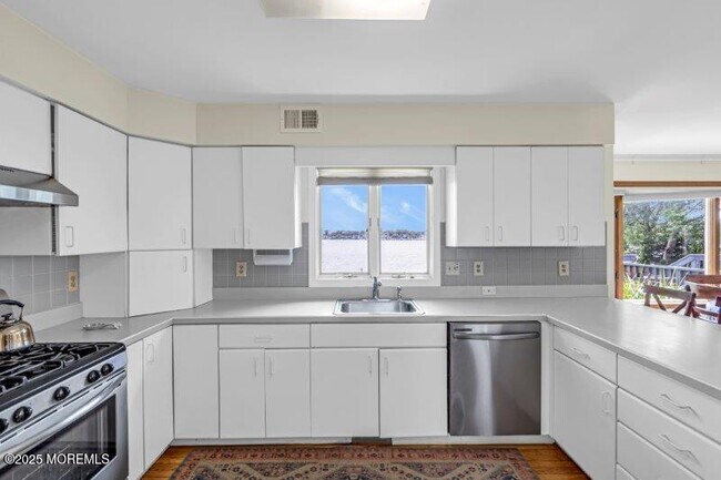 Building Photo - 105 Riverview Ave