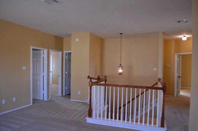 Building Photo - HUGE 5 BEDROOM HOME IN SAVANNAH HEIGHTS!