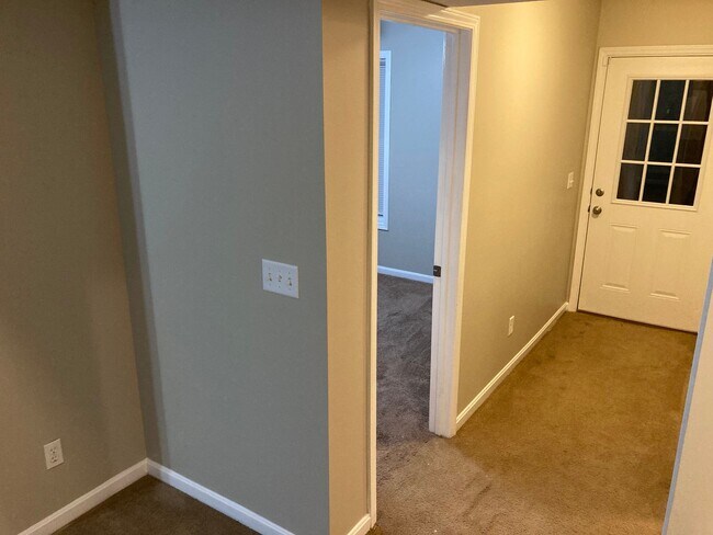 Building Photo - 128 Twin Lakes Dr