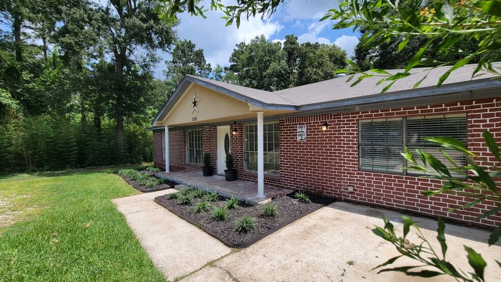 Building Photo - 2100 Hill Top Ct