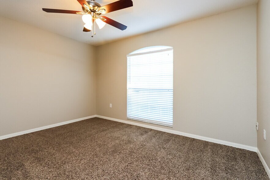 Building Photo - 5800 Driftwood Dr