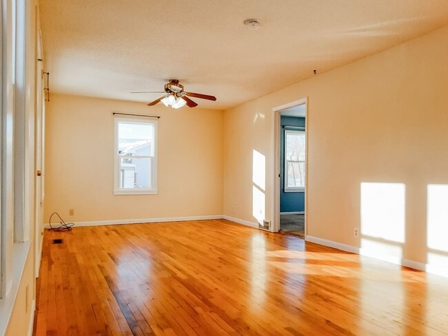 Building Photo - PET FRIENDLY 3 BED/ 2 BATH WITH GARAGE