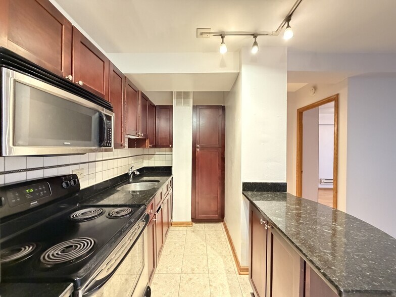 Building Photo - 4180 N Marine Dr