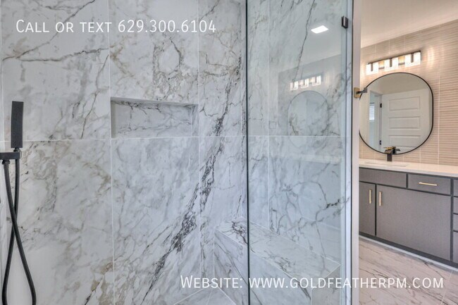 Building Photo - 402 E Trinity Ln