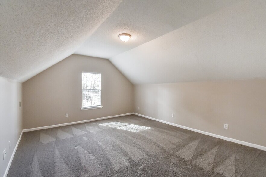 Building Photo - 19 Woodlake Dr