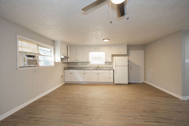 Building Photo - 1013 W Slaton Ave