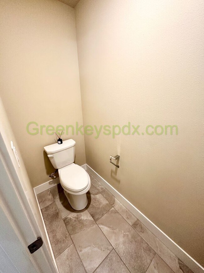 Building Photo - Gorgeous, Custom-designed 4-Bedroom Contemporary Townhouse on 3 Levels