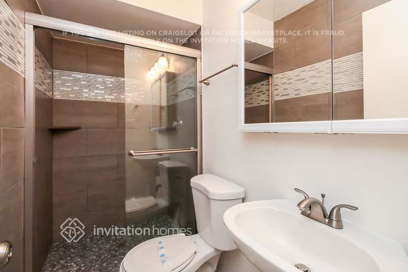 Building Photo - 1027 E Frost Dr