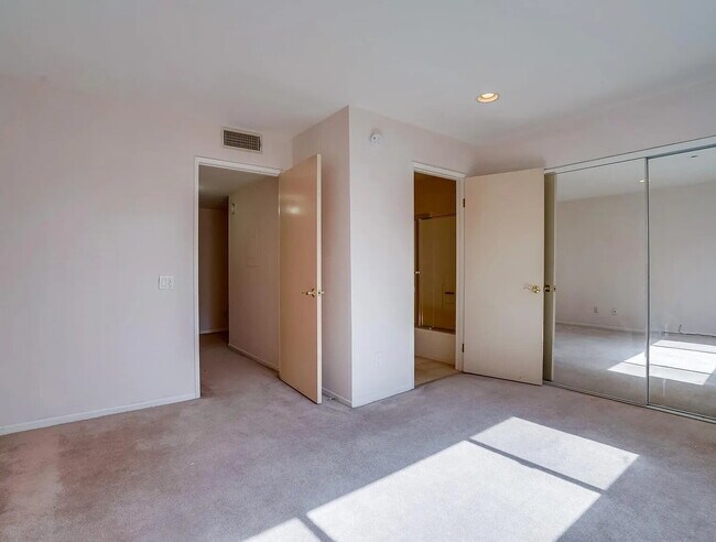 Building Photo - 14804 Magnolia Blvd