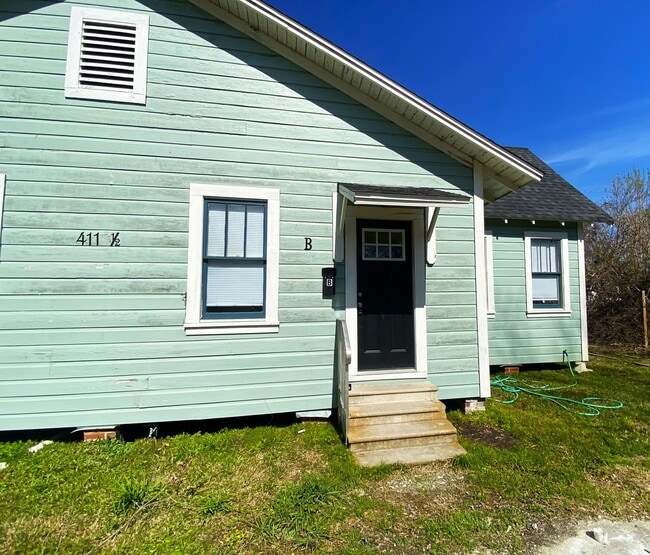 Building Photo - A-B 411 1/2 Pryce Street