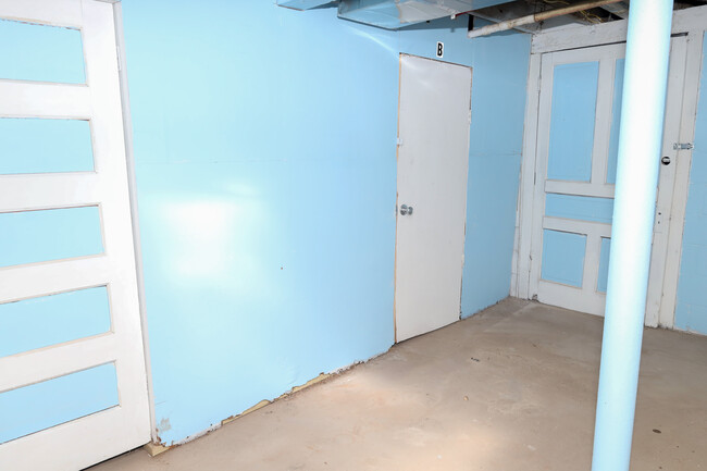 PRIVATE LAUNDRY ROOMS - 1624 Sheridan Ave