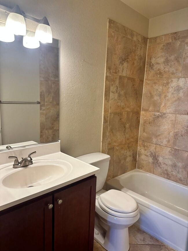 Building Photo - 3357 N Country Club Rd
