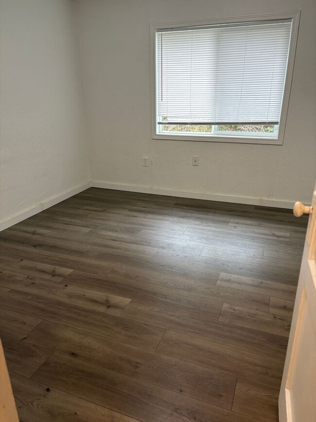 Building Photo - Great location, Great price!