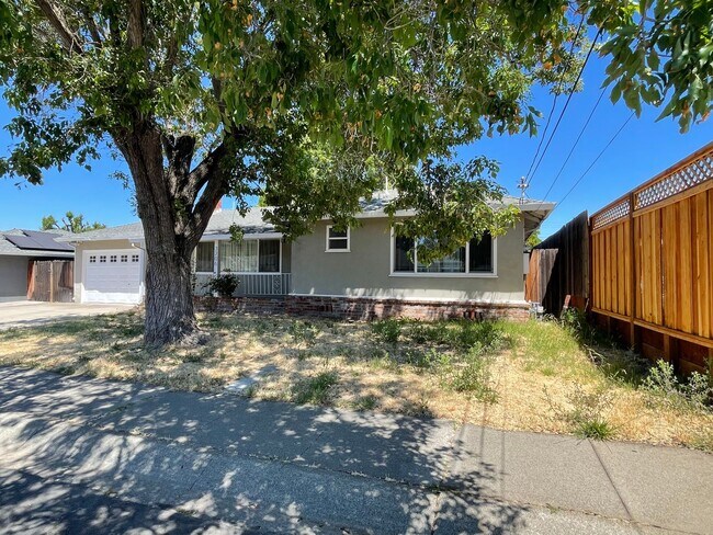 Building Photo - Wonderful and Spacious 4 Bedroom Concord H...