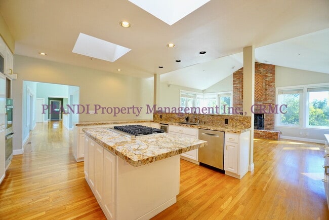 Building Photo - Exclusive Home in Gated Community!