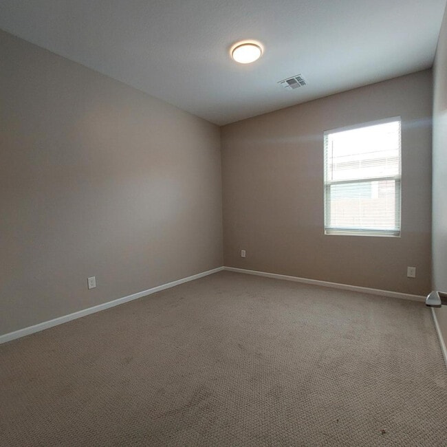 Building Photo - 1025 S 200th Ln