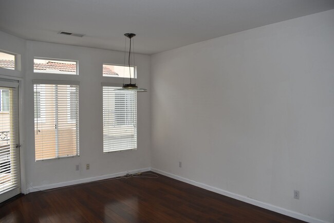 Building Photo - 2 Bed/ 2.5 Bath- Dual Master Townhome in U...