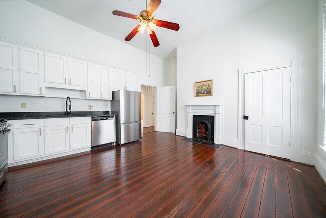 Building Photo - 106 7th St