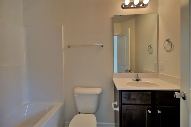 Building Photo - 2 BR/ 2.5 Bath Townhome located in The Tow...