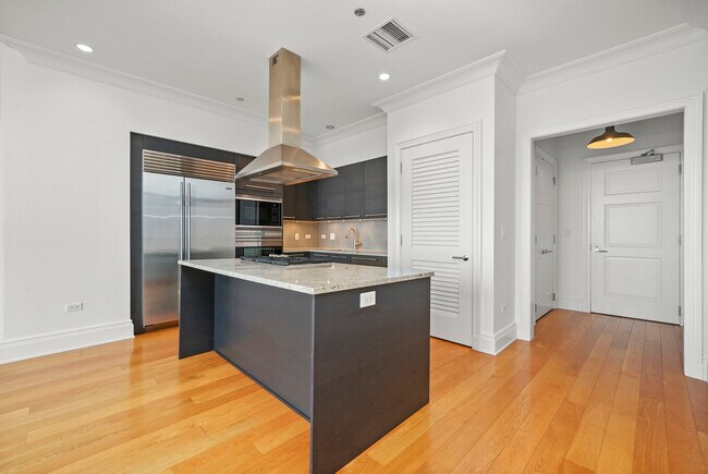 Building Photo - 2550 N Lakeview Ave