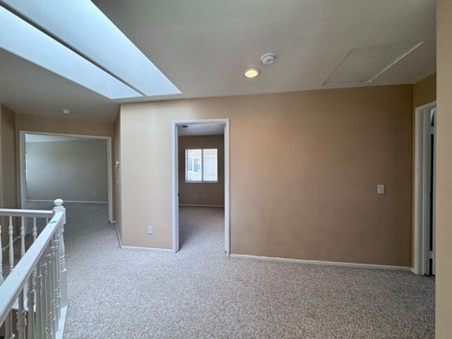 Building Photo - Spacious 4 Bedroom Home with Expansive Bac...