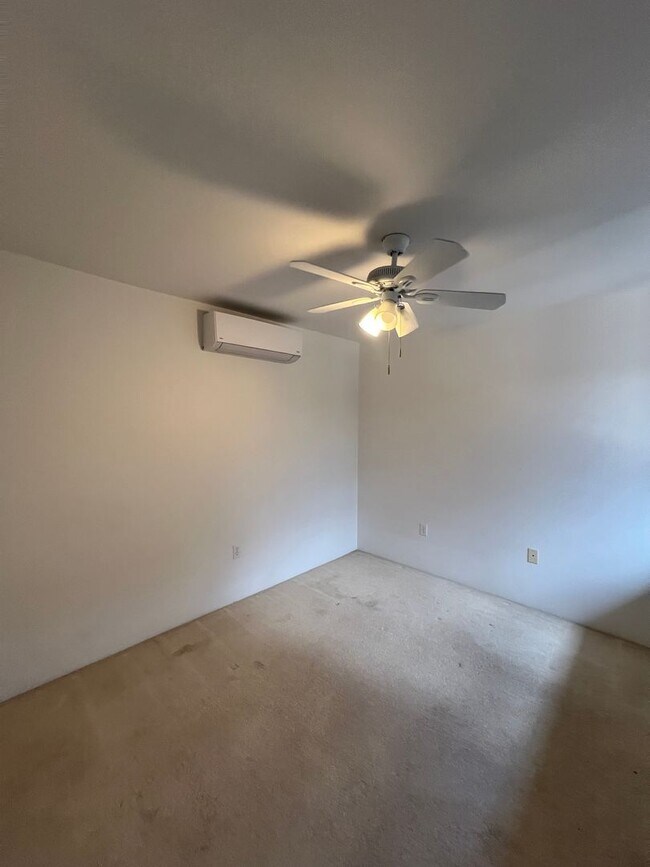 Building Photo - 2 Bedroom / 2.5 Bath Condo with 1 car gara...