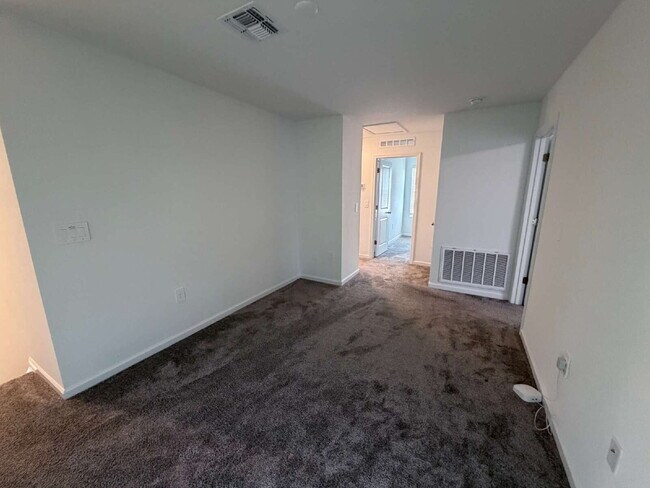 Building Photo - Available for Rent 5 spacious bedrooms and 2.5 bathrooms