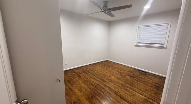 Building Photo - Charming 3-Bedroom Home in Crestwood with a Private Creekside Backyard