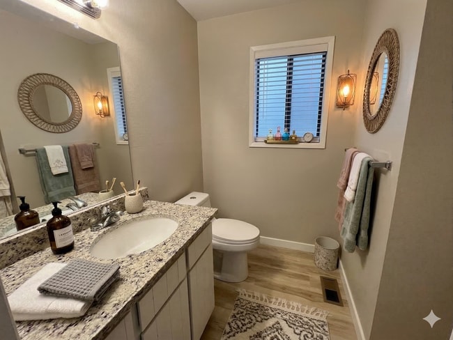 Building Photo - Spacious lower unit in refurbished duplex